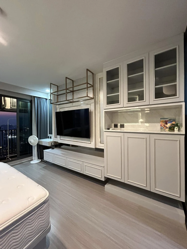 For rent: Life Ladprao, built-in room, white tone, view of the train park, high floor, beautiful sunset view, book now, don't hesitate.