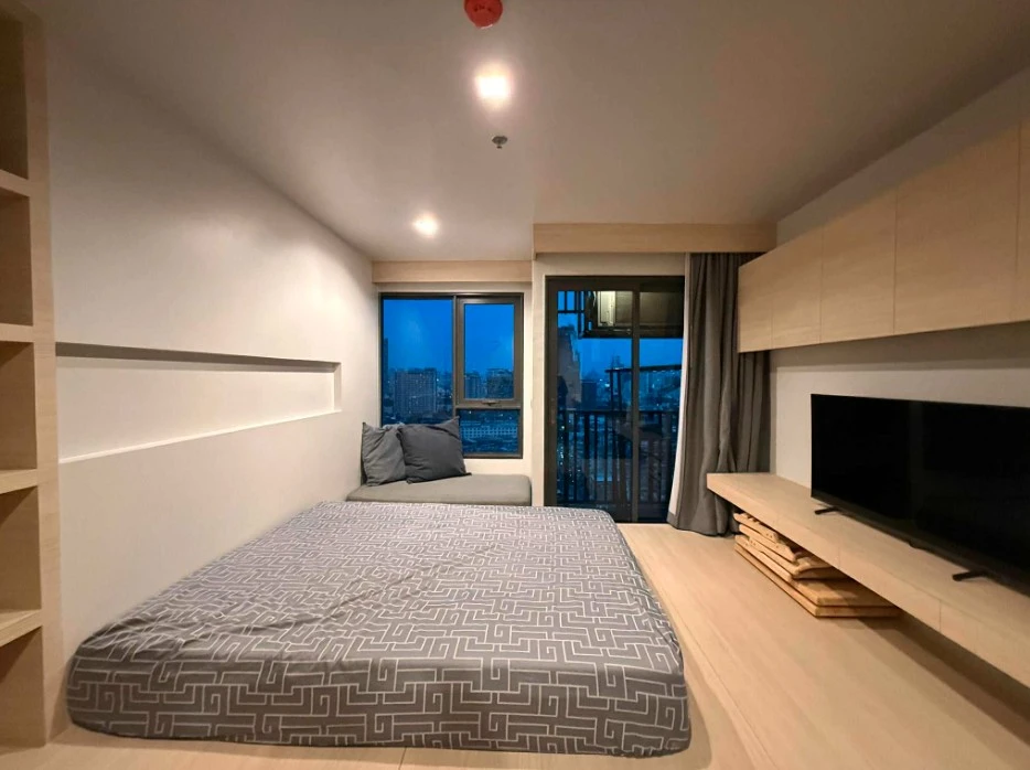 For rent: Life Ladprao, fully furnished, lots of storage space, very comfortable room, high floor, beautiful view, a warm room like this can be yours.