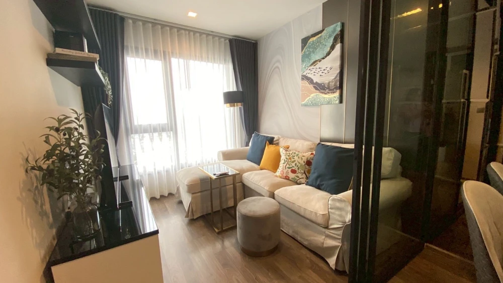 For rent: Life Ladprao Valley, spacious room, lots of usable space, simple and luxuriously decorated, comes with complete furniture, don't miss it.
