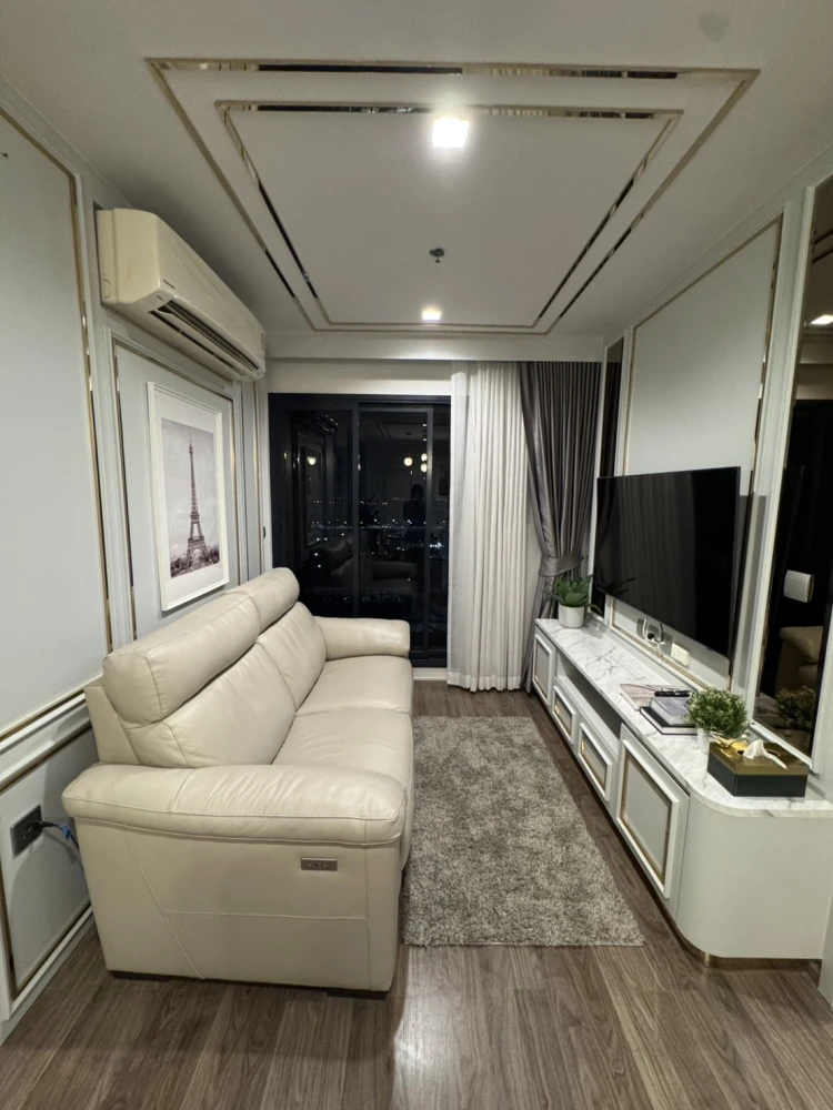 For rent: Life Ladprao Valley, high floor unit with 700-rai Chatuchak Park view. Fully furnished with built-in features. Don't miss out!