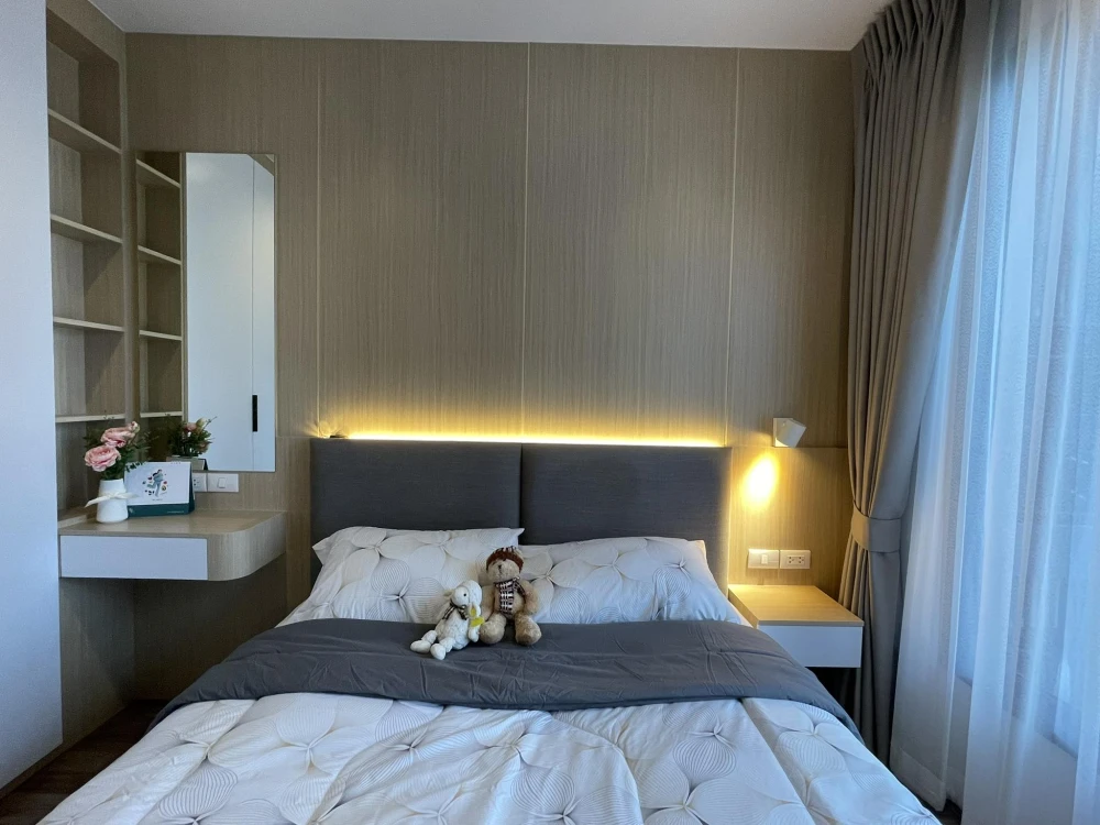 For rent: Life Ladprao Valley, corner room, very private, beautiful room decorated in modern + Muji style, built-in cabinets throughout the room, plen