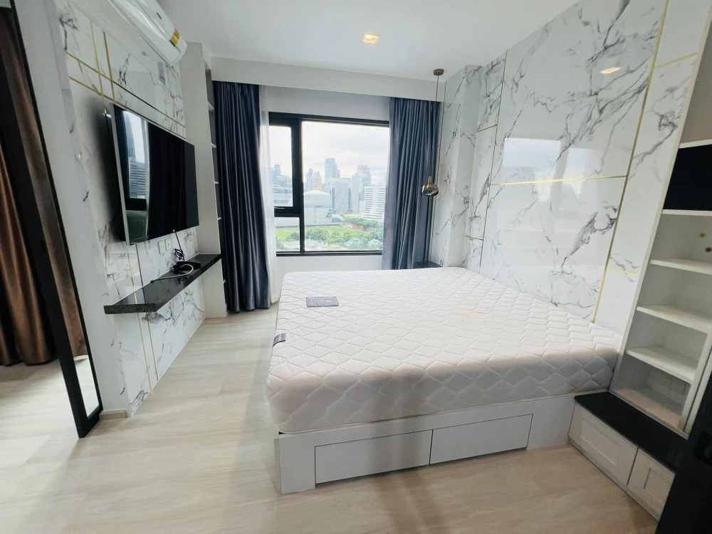 For rent: Life One Wireless, 16th floor, Central Embassy view room, marble-pattern built-in decoration, beautiful, luxurious, expensive, must book.