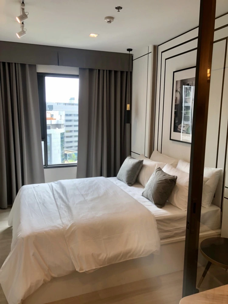For rent Life One Wireless, 26th floor, beautifully decorated, simple, luxurious, and expensive-looking. Beautiful view from the high floor. All furn
