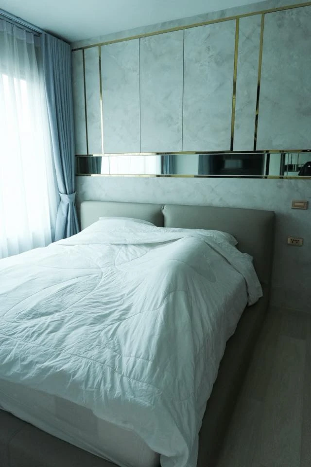 Life One Wireless condo for rent, overlooking Central Embassy. Fully furnished with built-in furniture, ready to move in.