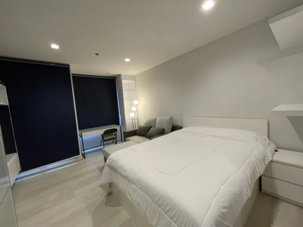 For rent: Life One Wireless, a nice room on the 10th floor, fully furnished, just bring your bags and move in.