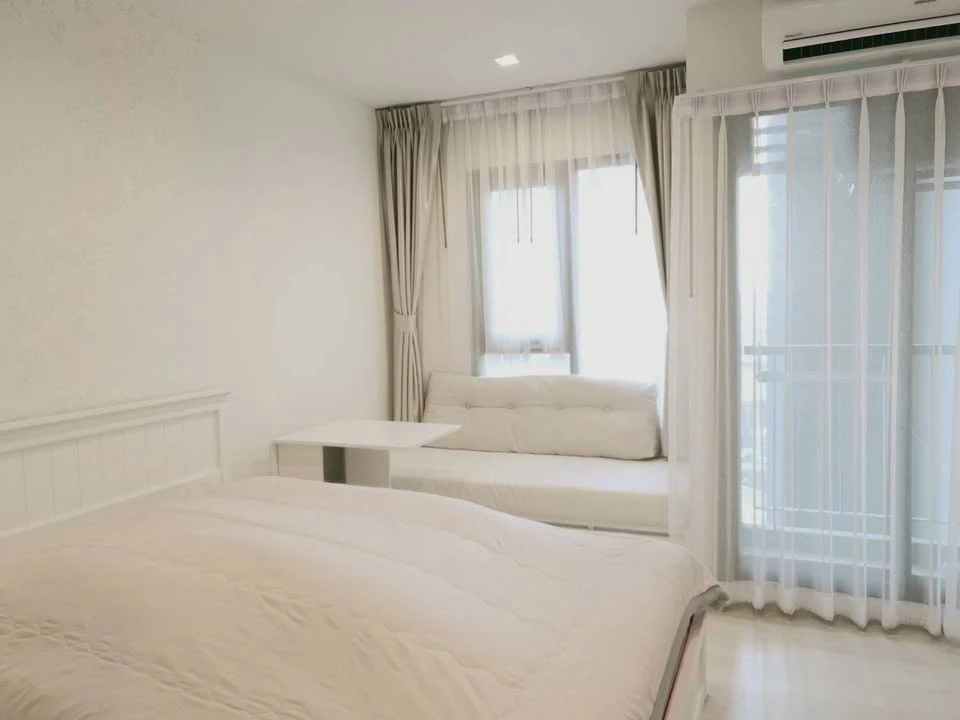 For rent: Life One Wireless, studio room, very high floor, decorated in a minimalist style, clean white tones, very livable.