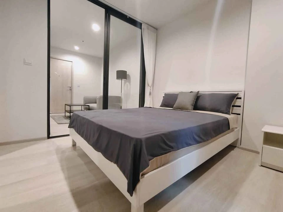 For rent: Life One Wireless, a room on a very high floor (20th floor), decorated in a modern style, fully furnished, just bring your own luggage and m