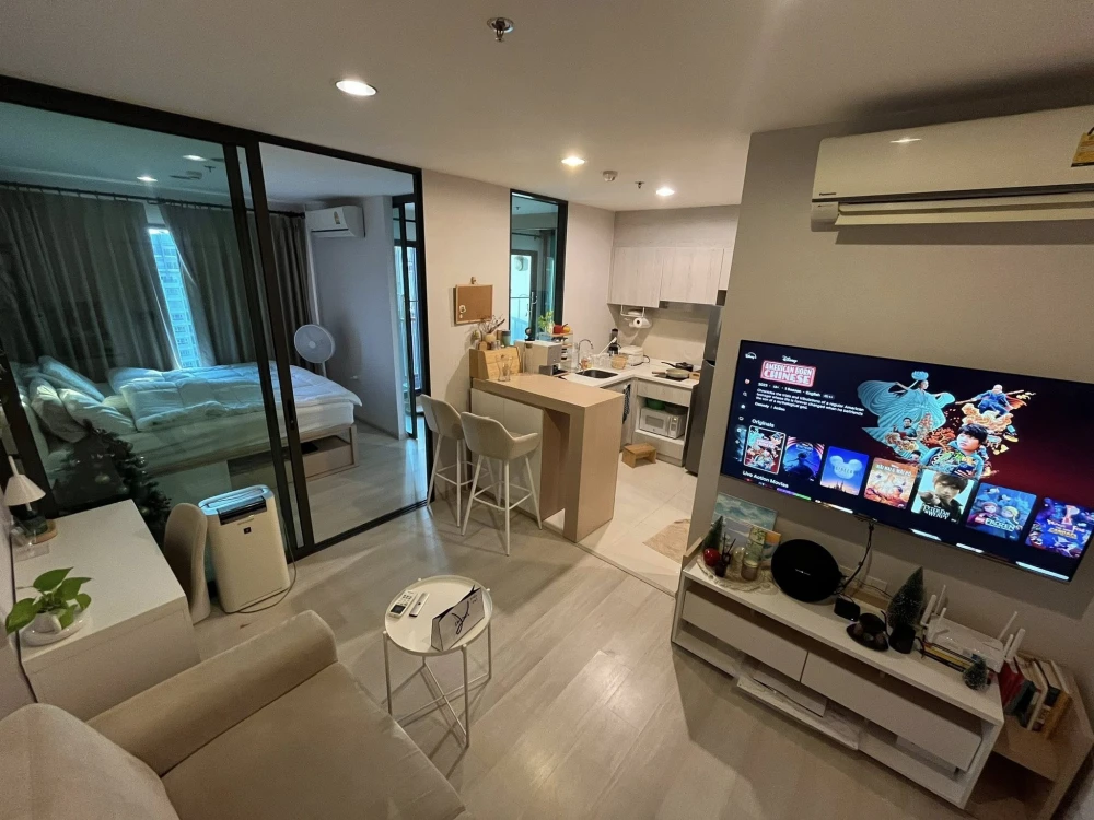 Life Pinklao condo for rent, 23rd floor (top floor). Features a separate walk-in closet and well-designed, private rooms. Book now!