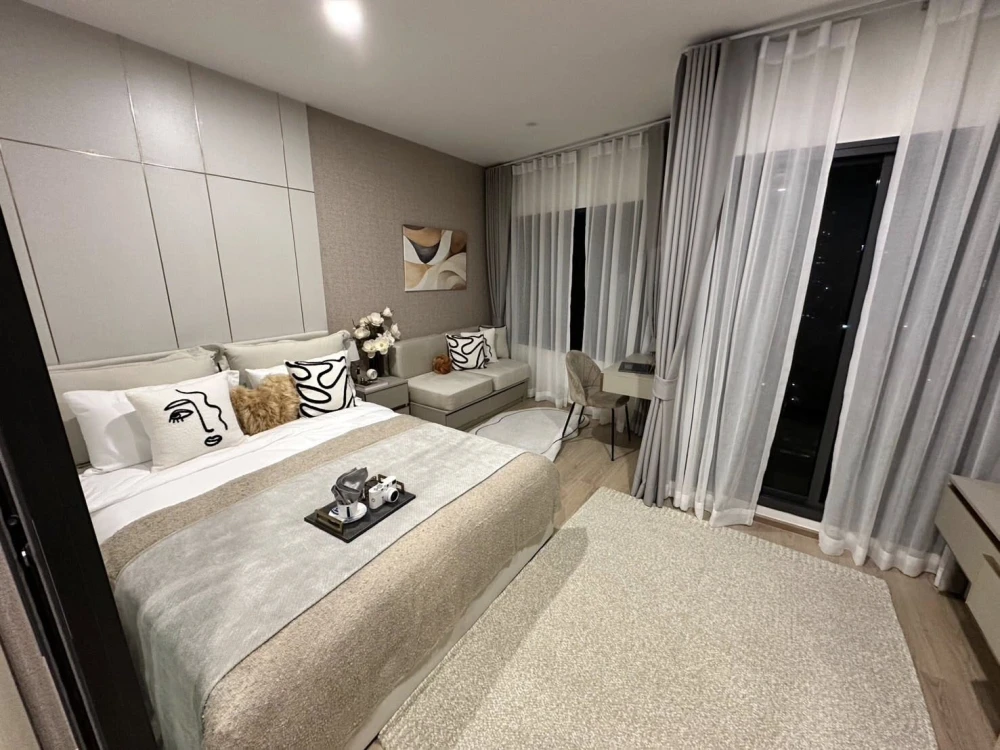 For rent: Life Rama 4 - Asoke, 15th floor, Sukhumvit side (no market smell), beautiful room, good furniture, hurry and reserve now.