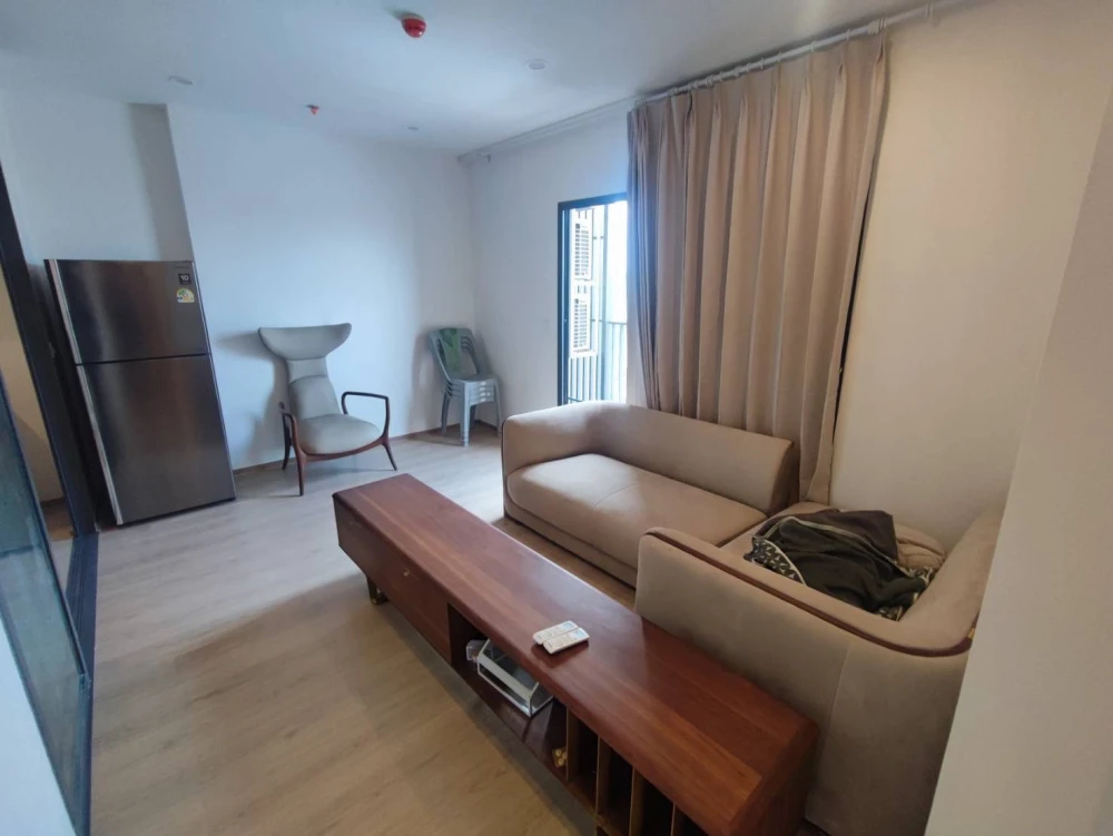 For rent: Life Rama 4 - Asoke, 16th floor, very good location, very spacious, hurry and reserve before it's gone.