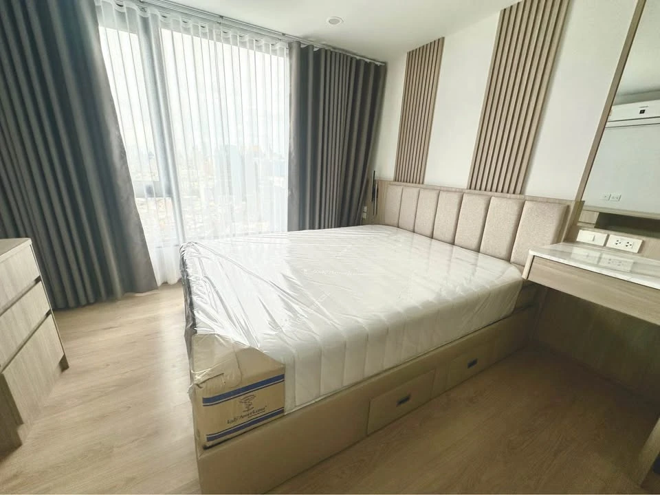 For rent: Life Rama 4 - Asoke, 33rd floor, very high, river view, fully furnished, very spacious room, suitable for families, very worth booking.