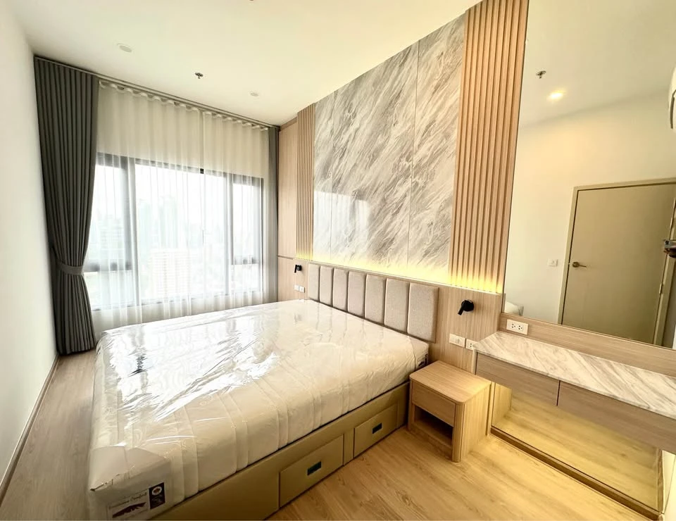 For rent: Life Rama 4 - Asoke, 33rd floor, beautiful room, fully furnished, nice to live in, interested, reserve now, urgent.