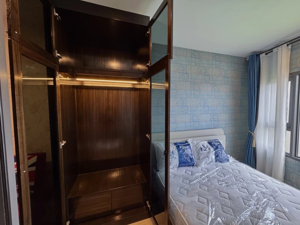 For rent: Life Rama 4 - Asoke, beautiful wallpaper throughout the room, fully furnished, ready to move in.