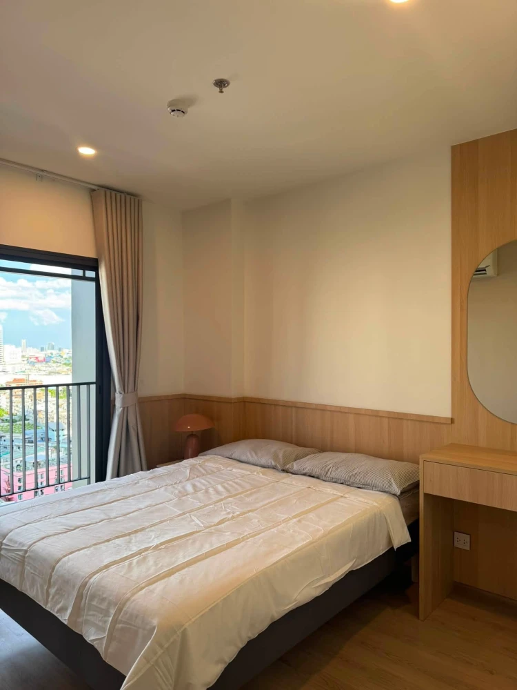 Life Rama 4 - Asoke condo for rent. Spacious room with built-in furniture. Available and ready to move in immediately.