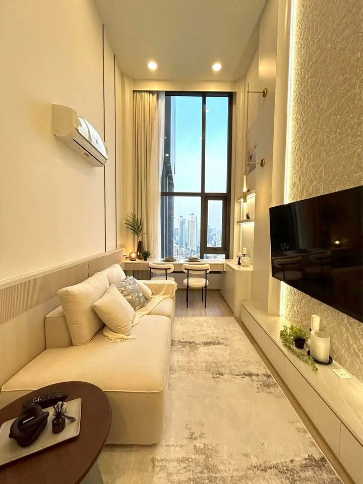 For rent: Life Rama 4 - Asoke. Spacious room with high ceilings, beautiful city view, fully furnished. Book now!