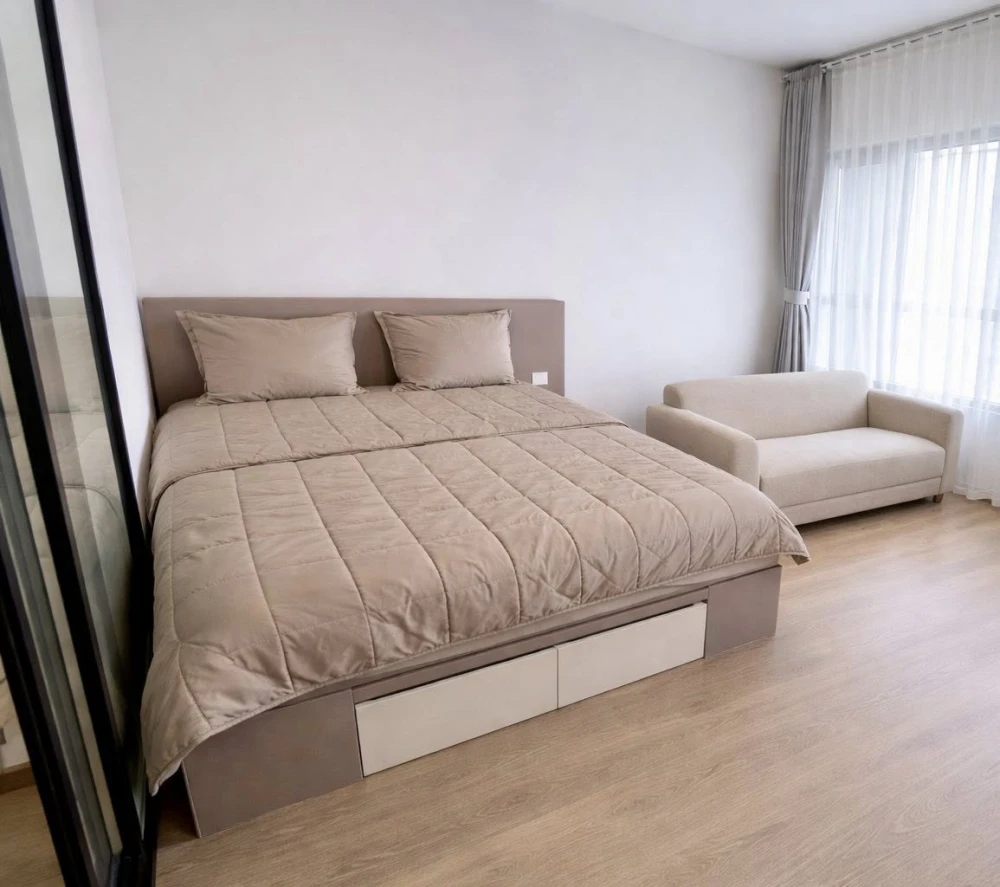 For rent: Life Rama 4 - Asoke, high floor unit, very livable, fully furnished + complete appliances. Book now before it's too late!
