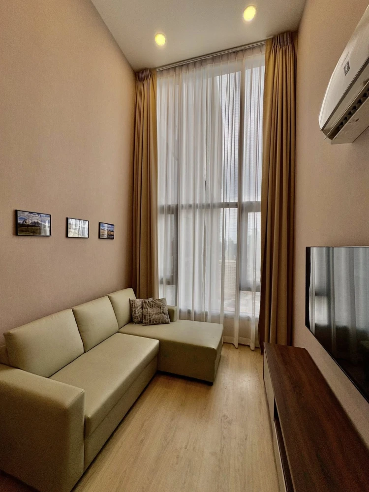 For rent Life rama 4 - asoke Duplex room, 34th floor, high ceiling, airy, fully furnished, must book.