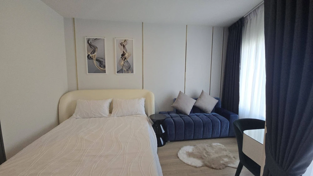 For rent: Life Rama 4 - Asoke. A lovely unit with high-quality built-in furniture and a well-coordinated decor. You'll regret missing out!