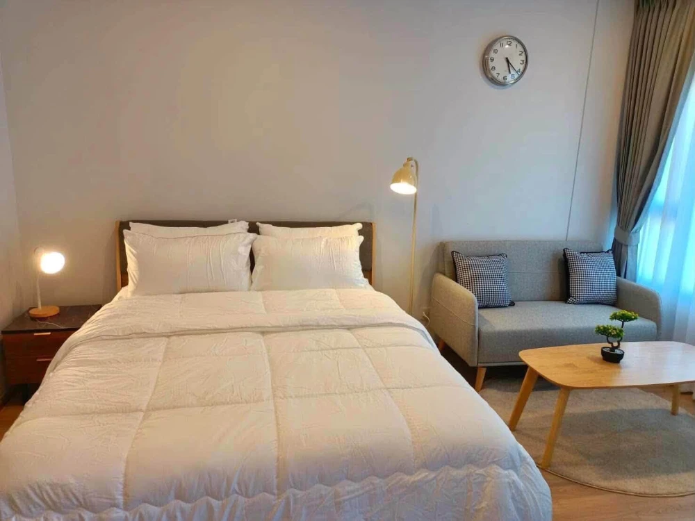 For rent: Life Rama 4 - Asoke, studio room, fully furnished with appliances. You can't miss this opportunity!
