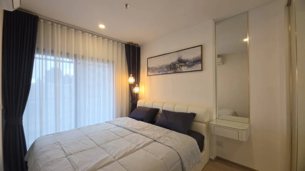 For rent: Life Rama 4 - Asoke. Beautifully decorated room with a coordinated color scheme, fully furnished with complete amenities. Book now!