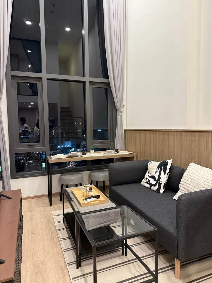 For rent: Life Rama 4 - Asoke, beautifully decorated room with a cool theme, high ceilings, open and airy, with a beautiful, unblocked view. Reserve n