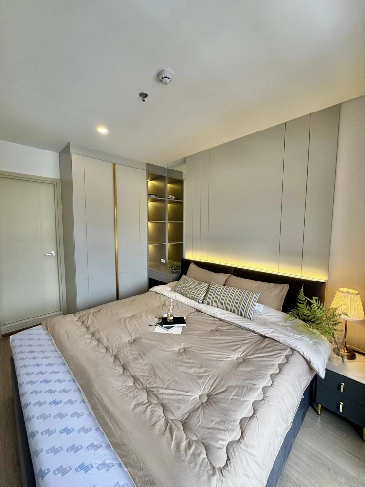For rent: Life Rama 4 - Asoke, beautifully decorated room in a minimalist style, with a stunning built-in headboard and complete amenities.Reserve now