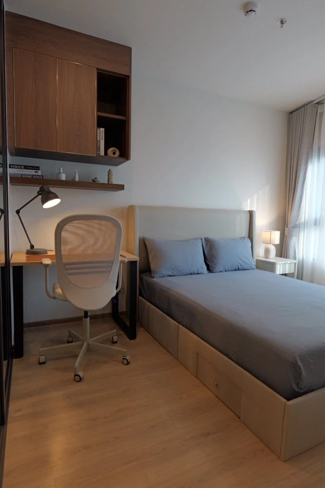 For rent: Life Rama 4 - Asoke, 1 bedroom apartment, fully furnished with complete amenities. Don't miss out!