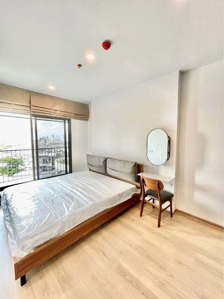 For rent: Life Rama 4 - Asoke, 1 bedroom, 1 bathroom, spacious living space, fully furnished, book now.