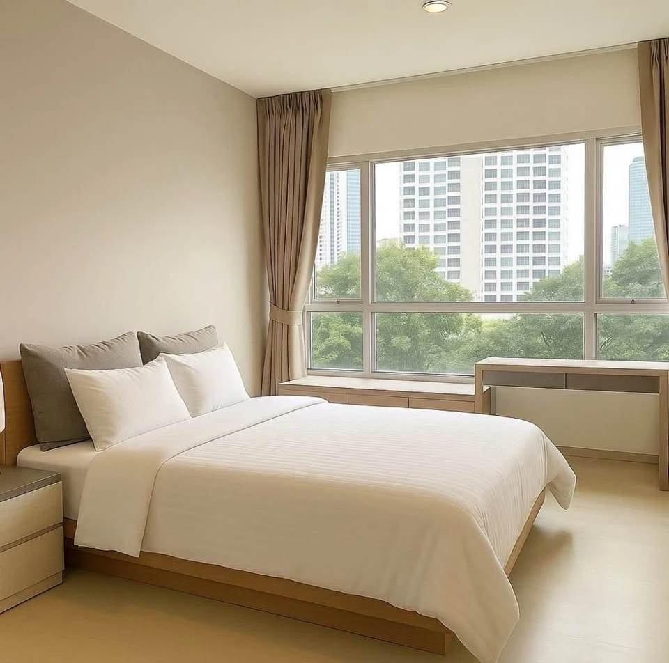 For rent: Life Ratchadapisek, spacious 55 sqm unit on the 10th+ floor, corner lot with beautiful city views, comfortable sofa, and separate kitchen. D