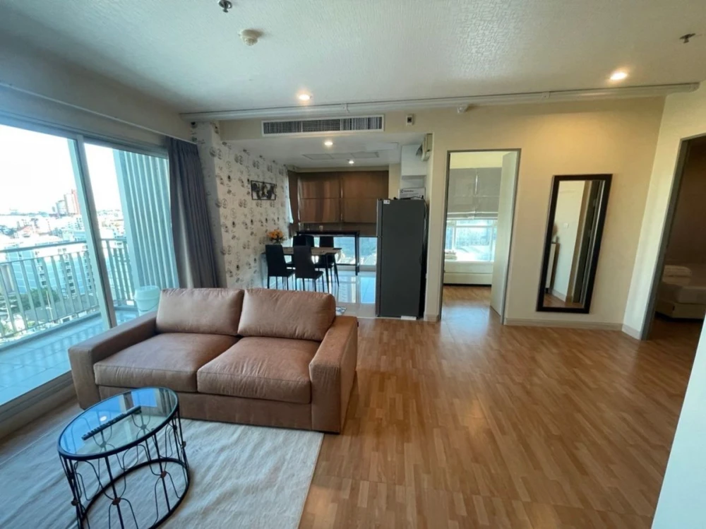 For rent: Life Ratchadapisek, 12th floor, corner room, fully furnished, ready to move in. Reserve now, don't miss out.