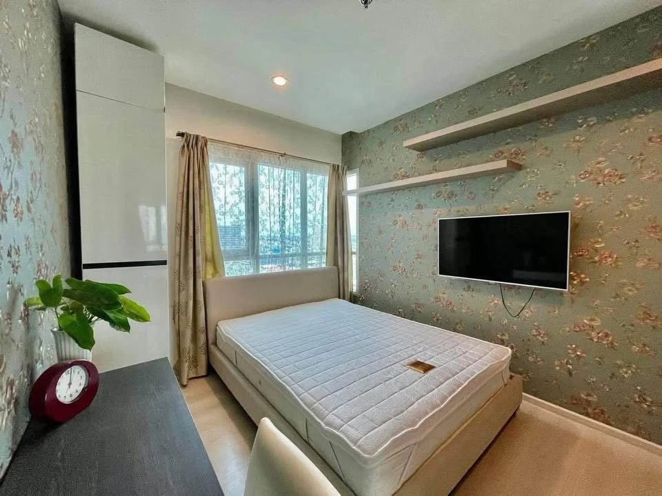 For rent: Life Ratchadapisek, beautiful open city view, modern style decoration, complete with furniture and appliances. Reservation required.