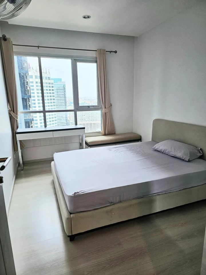 Life Ratchadapisek condo for rent. Ready to move in, fully furnished, high floor. Book now!
