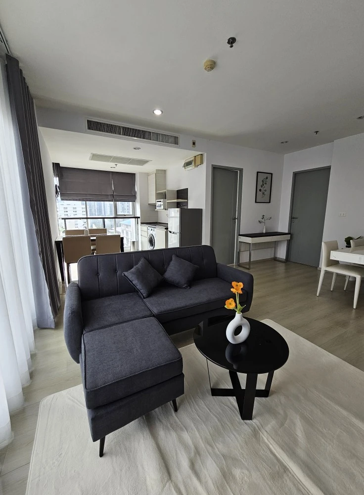 For rent: Life Ratchadapisek, 2 bedrooms, garden floor, no room opposite, quiet, not on the road, don't delay.