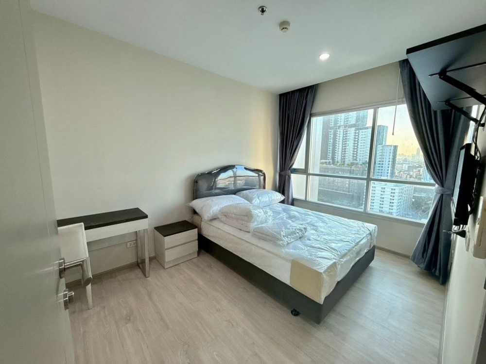 For rent: Life Ratchadapisek, 2 bedrooms, spacious living area, fully furnished. Don't miss this great opportunity!