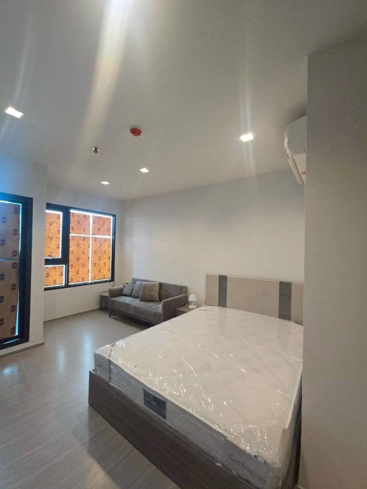 For rent: Life Sathorn - Sierra, 29th floor (high floor view), balcony with good ventilation and airflow. Wallpaper installed on all walls. Don't miss