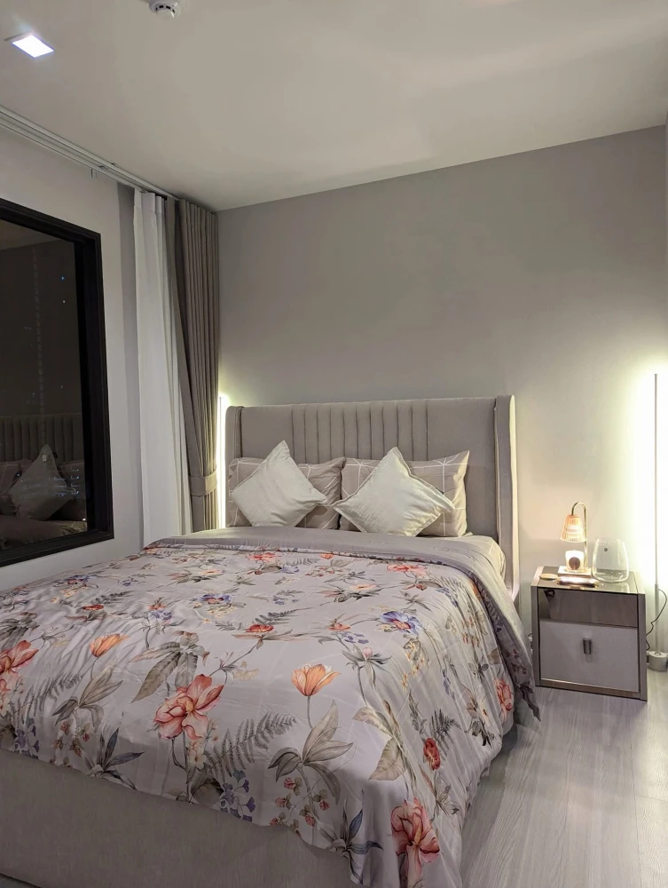For rent: Life Sathorn-Sierra, a luxury condo with a beautiful, exclusive view, quiet and private. The room is next to the fire escape, so you won't b