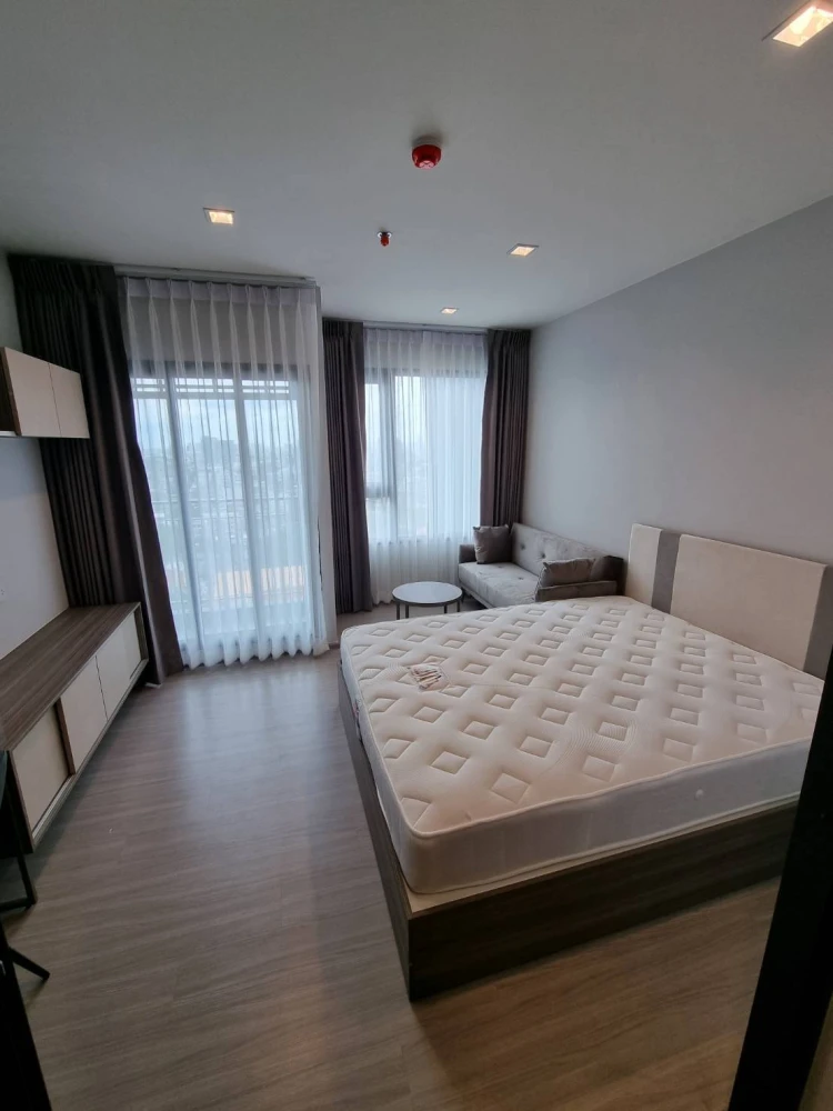 For rent: Life Sathorn-Sierra, 18th floor, fully furnished, appliances included, move in now, don't hesitate.