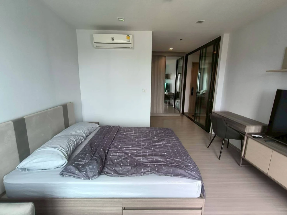 For rent: Life Sathorn-Sierra, high floor unit, fully furnished with appliances. Book now!
