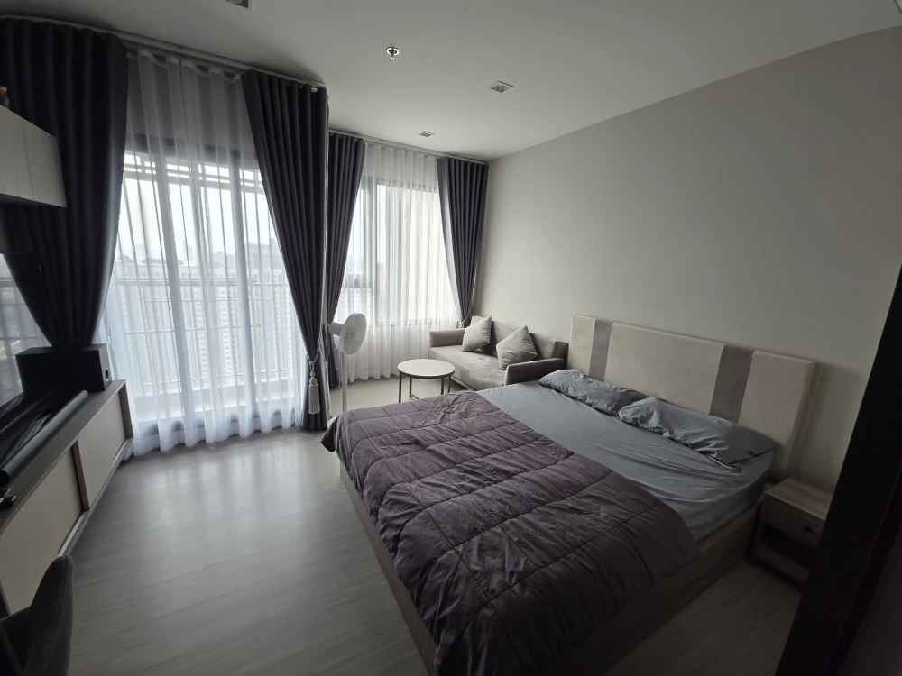 For rent: Life Sathorn-Sierra. A lovely room in a great location with convenient transportation. Fully furnished; just bring your suitcase and move in