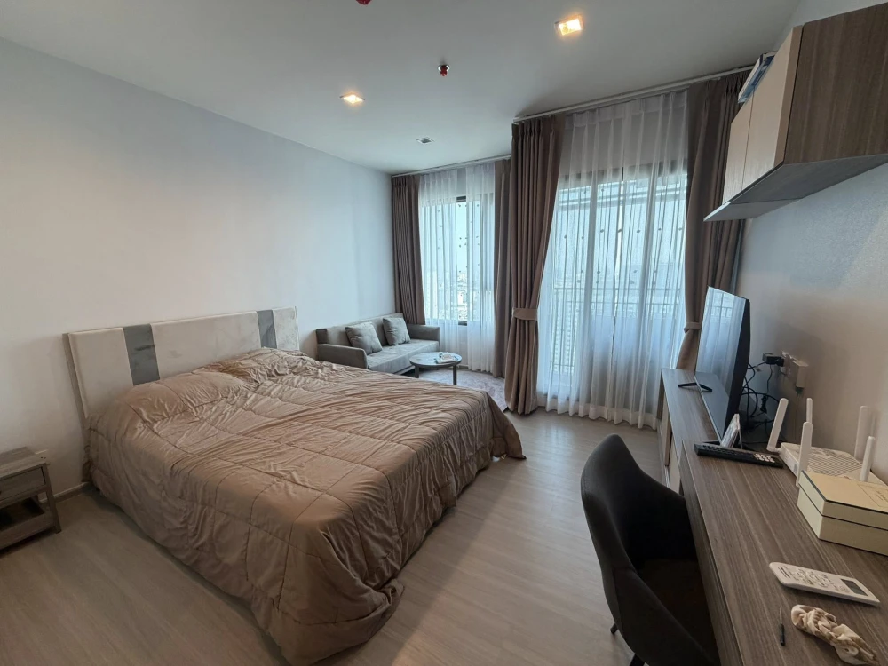 Studio apartment for rent at Life Sathorn-Sierra. Great location, convenient transportation, beautiful unblocked view. Book now!