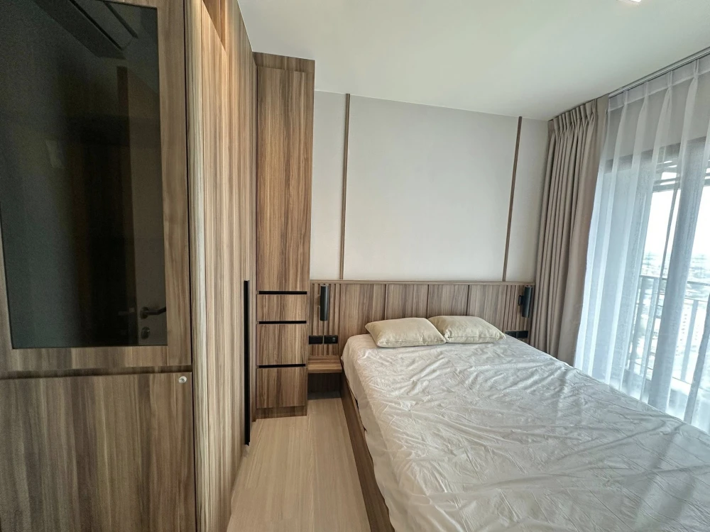 For rent: Life Sathorn-Sierra 1 bedroom plus unit, fully furnished with built-in furniture. Book now!