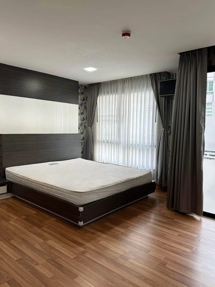 For rent: Living Avenue Bangsaen, a lovely room decorated in a cool theme, with beautiful wallpaper and fully furnished. Reserve now!