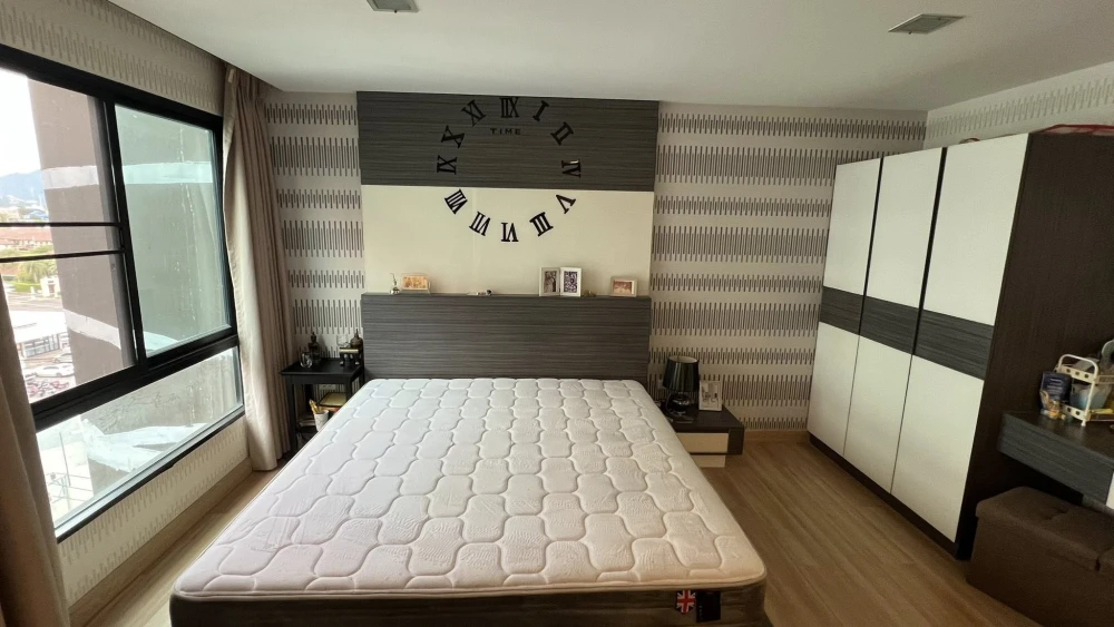 For rent: Living Avenue Bangsaen. Nicely furnished unit with high-quality built-in wall features. Prime location, convenient transportation. Book now!