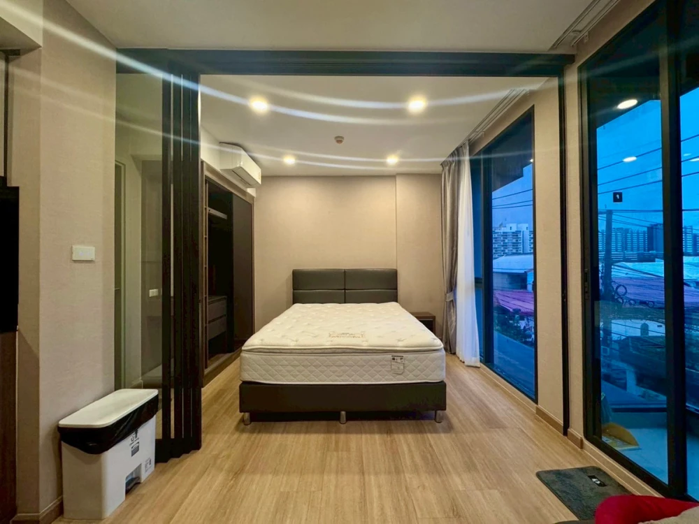 For rent: LLOYD Soonvijai-Thonglor, 3rd floor, fully furnished unit. Just bring your bags and move in! Book now!