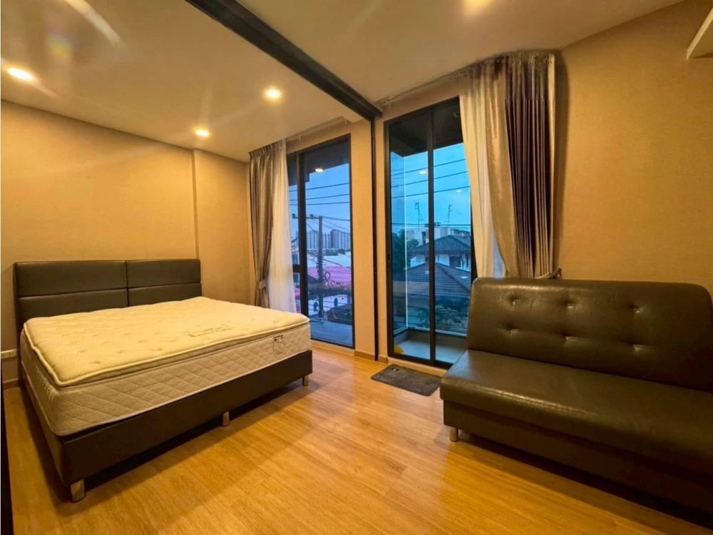 LLOYD Soonvijai-Thonglor for rent, fully furnished, great location, just bring your bags and move in!