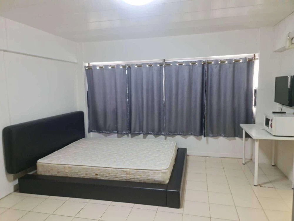 For rent: Lumpini Center Happy Land, 6th floor, fully furnished room, ready to move in, reserve now, don't wait.