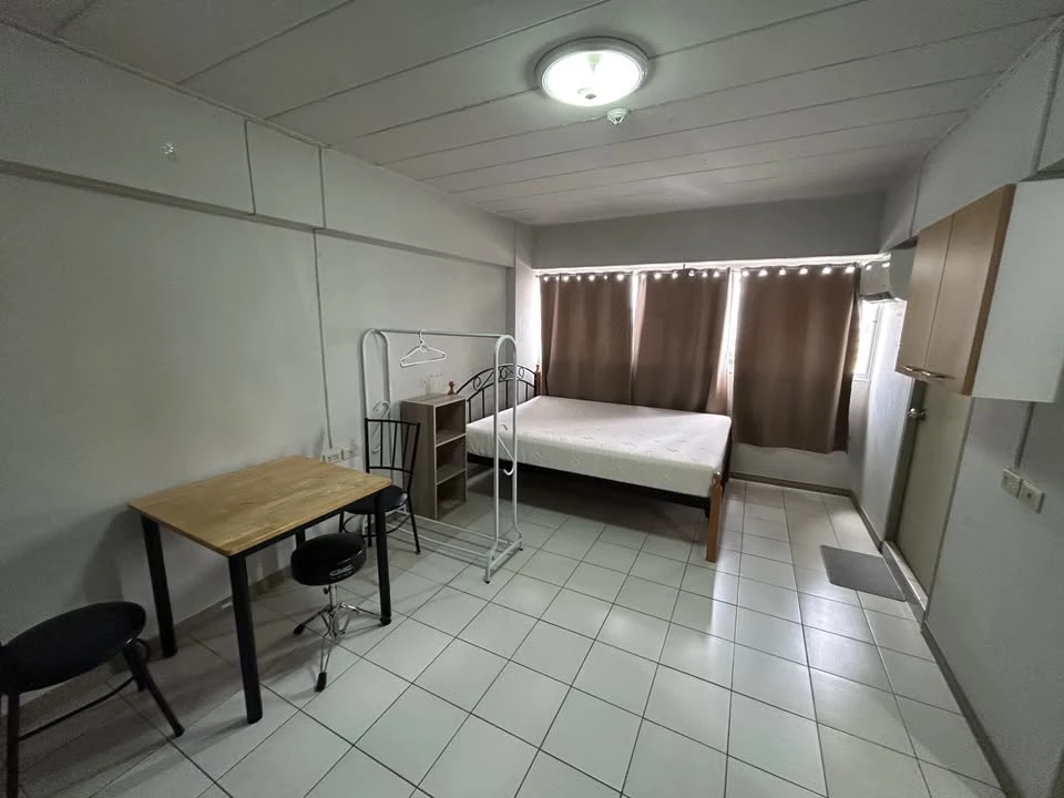For rent: Lumpini Center Happy Land, fully furnished, at a great price. You'll regret it if you miss out.