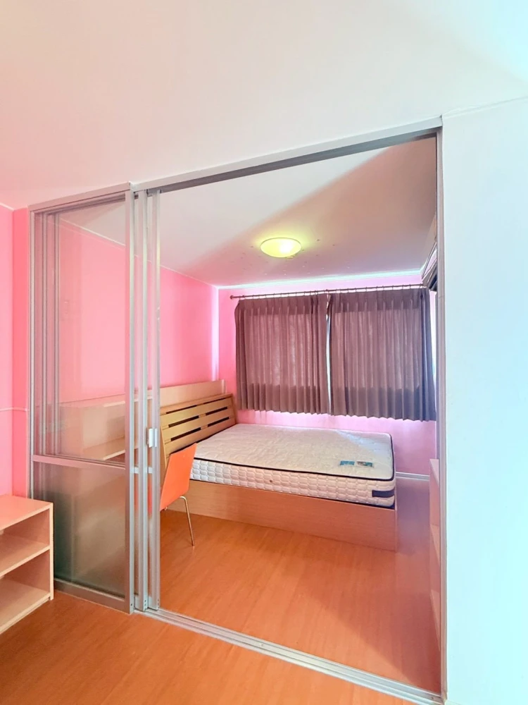 For rent Lumpini Condotown Chonburi - Sukhumvit, 6th floor, partitioned room, fully furnished, reserve now.