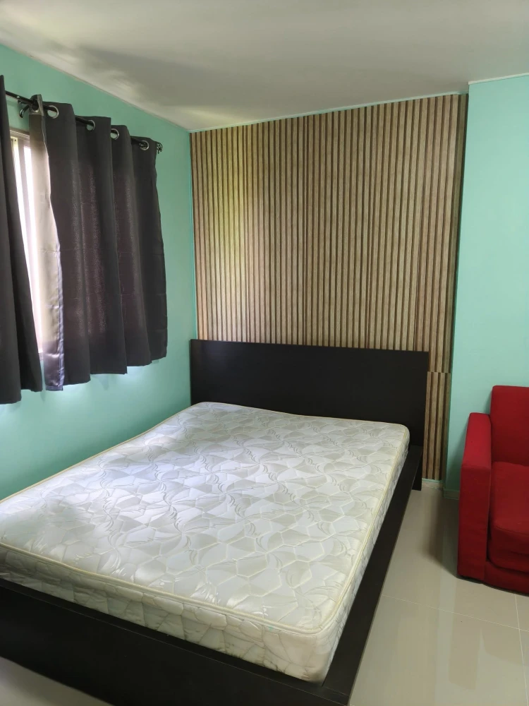 For rent Lumpini Condotown Chonburi - Sukhumvit, a nice room with a bright red sofa, good location, book now.