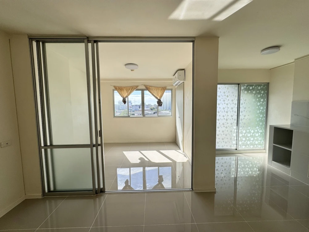 For rent Lumpini Condotown Chonburi - Sukhumvit, empty room, 6th floor, interested, reserve now.